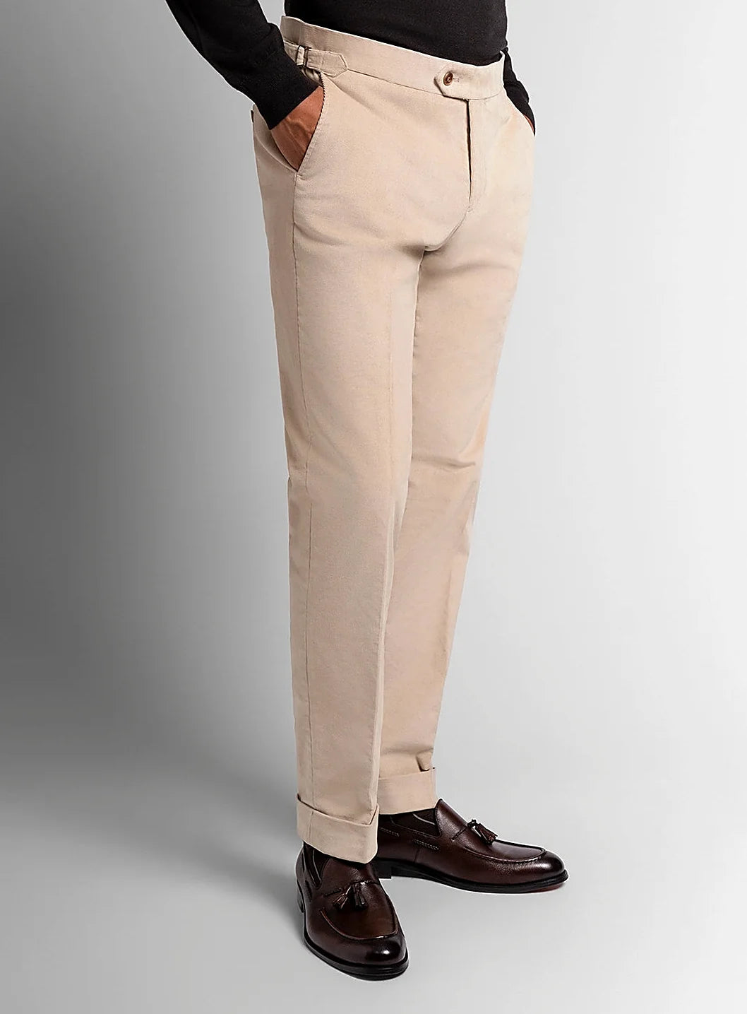 Close view of the ribbed cord running down the leg